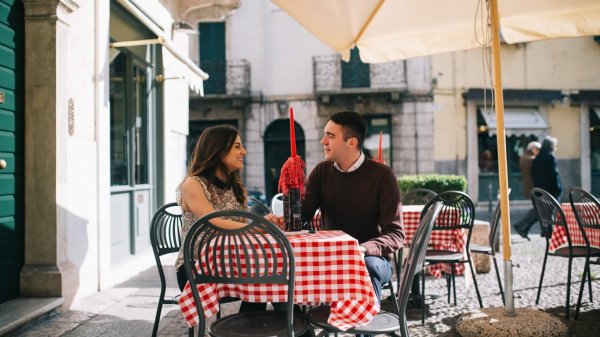 Premier rendez-vous au restaurant : qui doit payer l'addition ?
