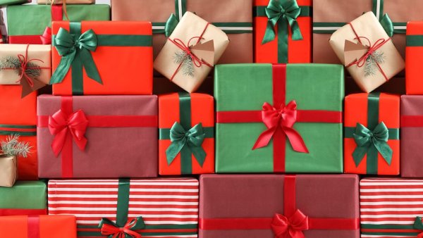 Emballage des cadeaux de Noël à la dernière minute pour 42% des Français