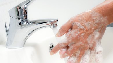 Qui ne se lave pas les mains après être allé aux toilettes ?